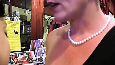 Unerfahrenes Kleines Girl im Sexshop - Mutti zeigt dir alles