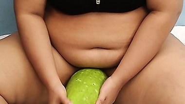 Sexy tamil aunty wants to have sex by inserting gourd inside genitalia - Hindi