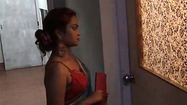 A college girl went to meet some friends and made a threesome session