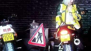 Biker Bitch nimmt alles in den Mund