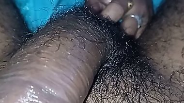 New married bhabhi ne chut ke liye land ki malis ki