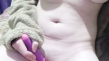 Couple tries a new toy and young wife cums and screams from orgasm in amateur video