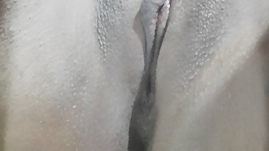 DSkyee with her shaved pussy ready to fuck