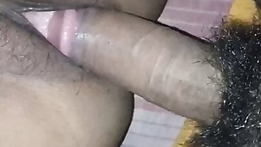 Larki dard se chila rahi hai