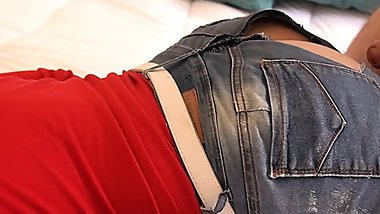 I rip the tight jeans that the big ass is wearing