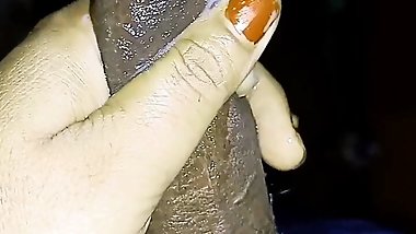 Desi neighbour bhabhi ne aaj meri bathroom me muthiya mar kr mera mal nikal di