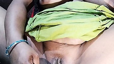 Bhabhi na aapni choot ma khira liya