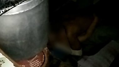 Bhai k sone k baad bhabhi ko dever ne bed se niche bula kr pela.