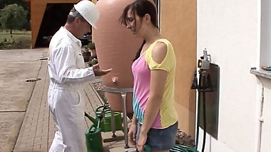 Jenny fickt Ihren Stiefvater um sein tolles Auto zu benutzen