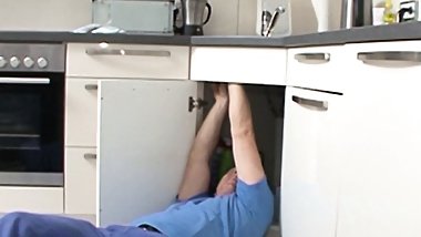 Sabine bezahlt Ihren Monteur mit einem Fick