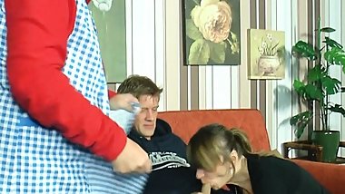 Oma geilt sich an Jens und seiner neuen jungen Freundin auf und wird am ende sogar geleckt