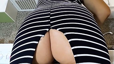 Through the skirt you can see a big ass MILF for anal sex