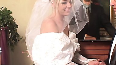 whore fucked barebakc in double penetration