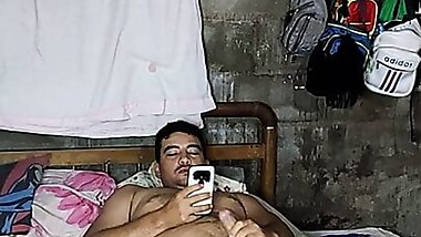 Descubro Ami primo masturbandose y le hago un delicioso oral