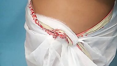Sasur ke samne Biwi hot hote hai aur apne sari utar detahi - Indian Sex