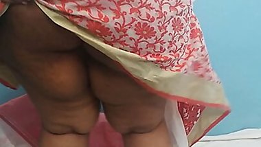 Hot Bhabhi saree utarti hai aur Devar ke Big Ass dikhate hai