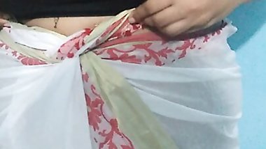 Desi Bhabhi pahante sari - Indian