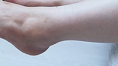 Natural stance of Anna's feet, her natural pose